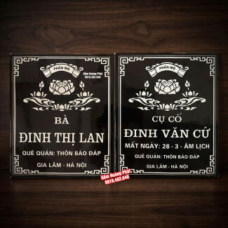 Bia mộ nền đen chữ trắng, không có ảnh, hoạ tiết hoa sen