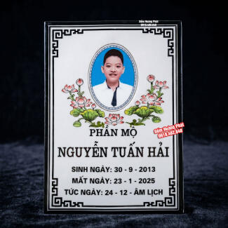 Bia mộ có ảnh, nền trắng, chữ đen, có hoạ tiết viền