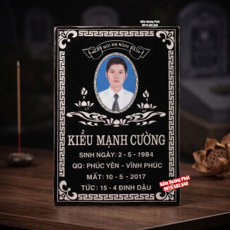 Bia mộ sứ Bát Tràng nền đen, chữ trắng có đường viền, có ảnh