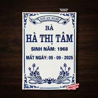 Bia mộ cho cụ bà chữ xanh, nền trắng, không có ảnh