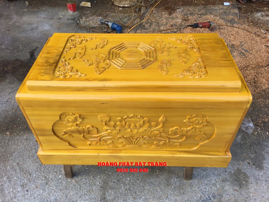 Quách gỗ vàng tâm chạm khắc hoa sen
